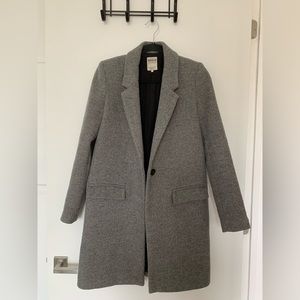 Grey single breasted wool coat with lapel colar